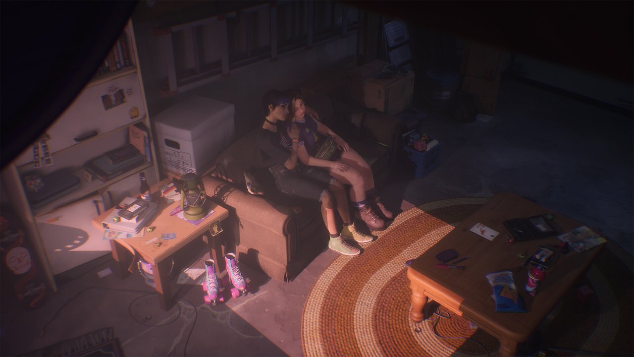 Nora und Swan sitzen auf einer Couch und halten sich gegenseitig.