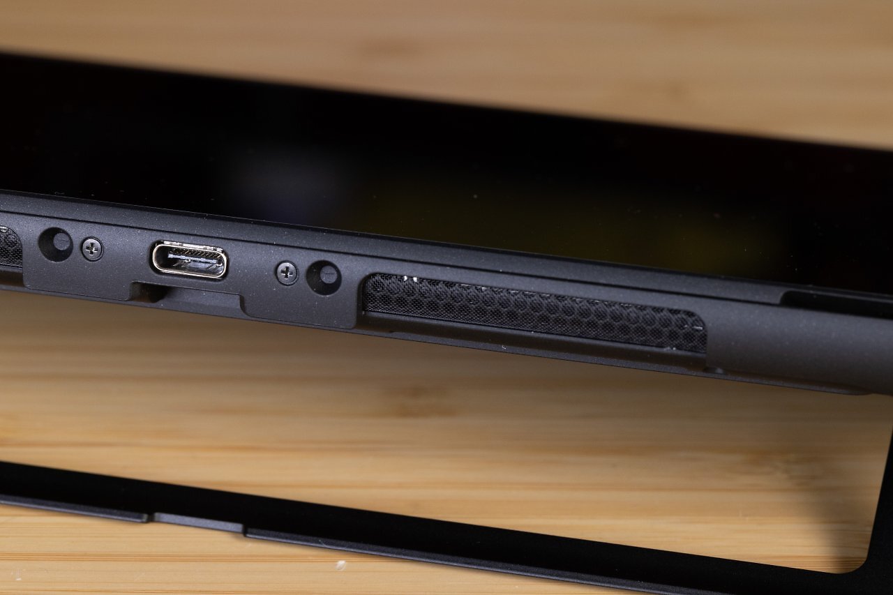 Die Oberseite der Switch 2 in der Nahaufnahme zeigt den oberen USB-C-Anschluss und den Lüfterauslass.