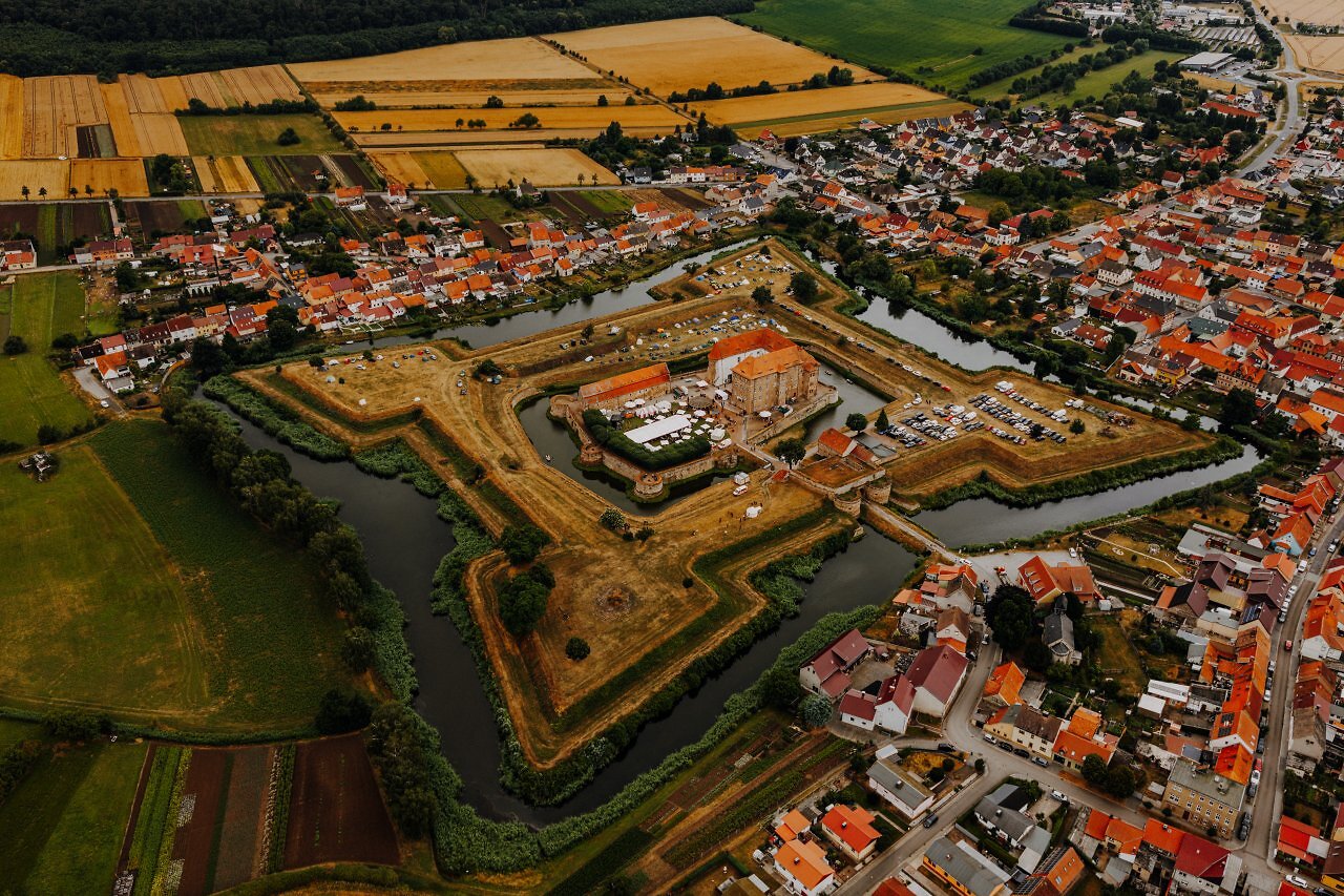 Ein Luftbild der Wasserburg Heldrungen