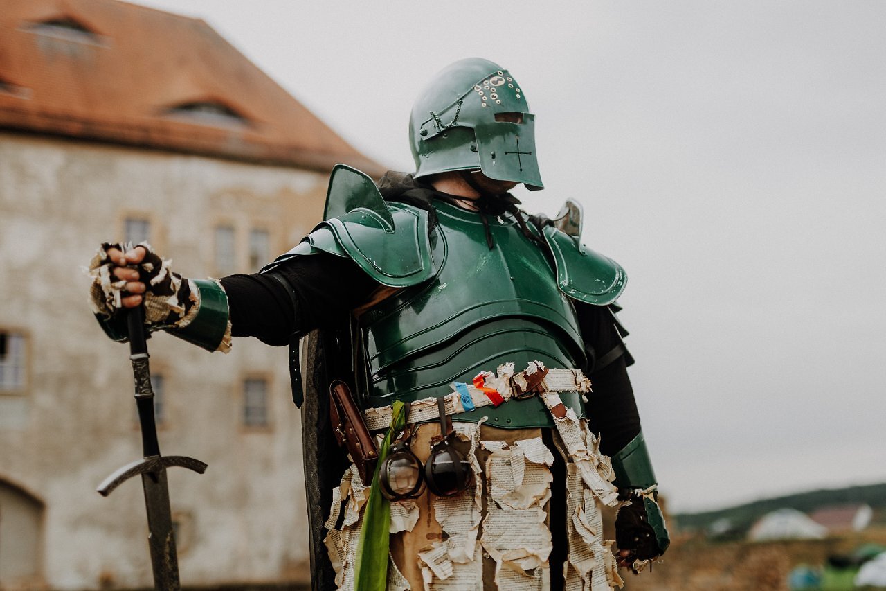 Ein Cosplayer mit Ritterrüstung
