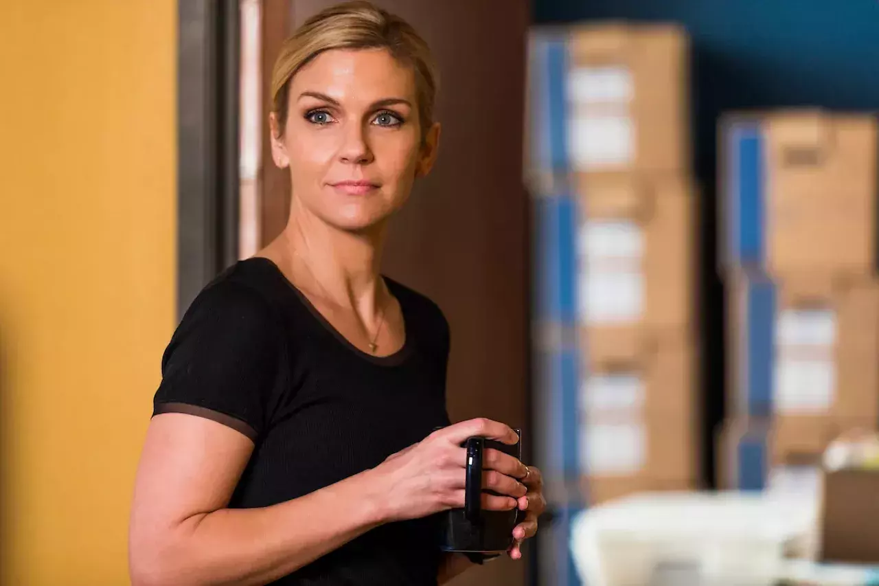Thea Seehorn als Bestseller-Autorin Carol Sturka in der Serie Pluribus - Glück ist ansteckend