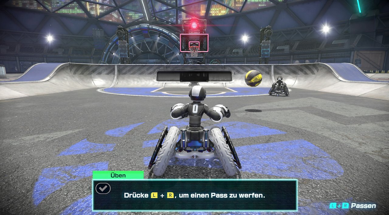 Driver passt einem anderen Spieler den Ball zu.