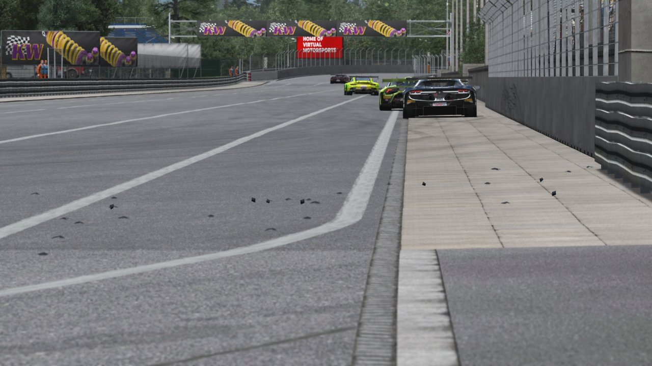 [15/08/2025] Das Highlight der DTM-Saison findet alljährlich auf dem Nürnberger Norisring statt. Hier geht es mitunter ganz nah ran an die Mauern - auch in Raceroom muss jeder Meter genutzt werden.