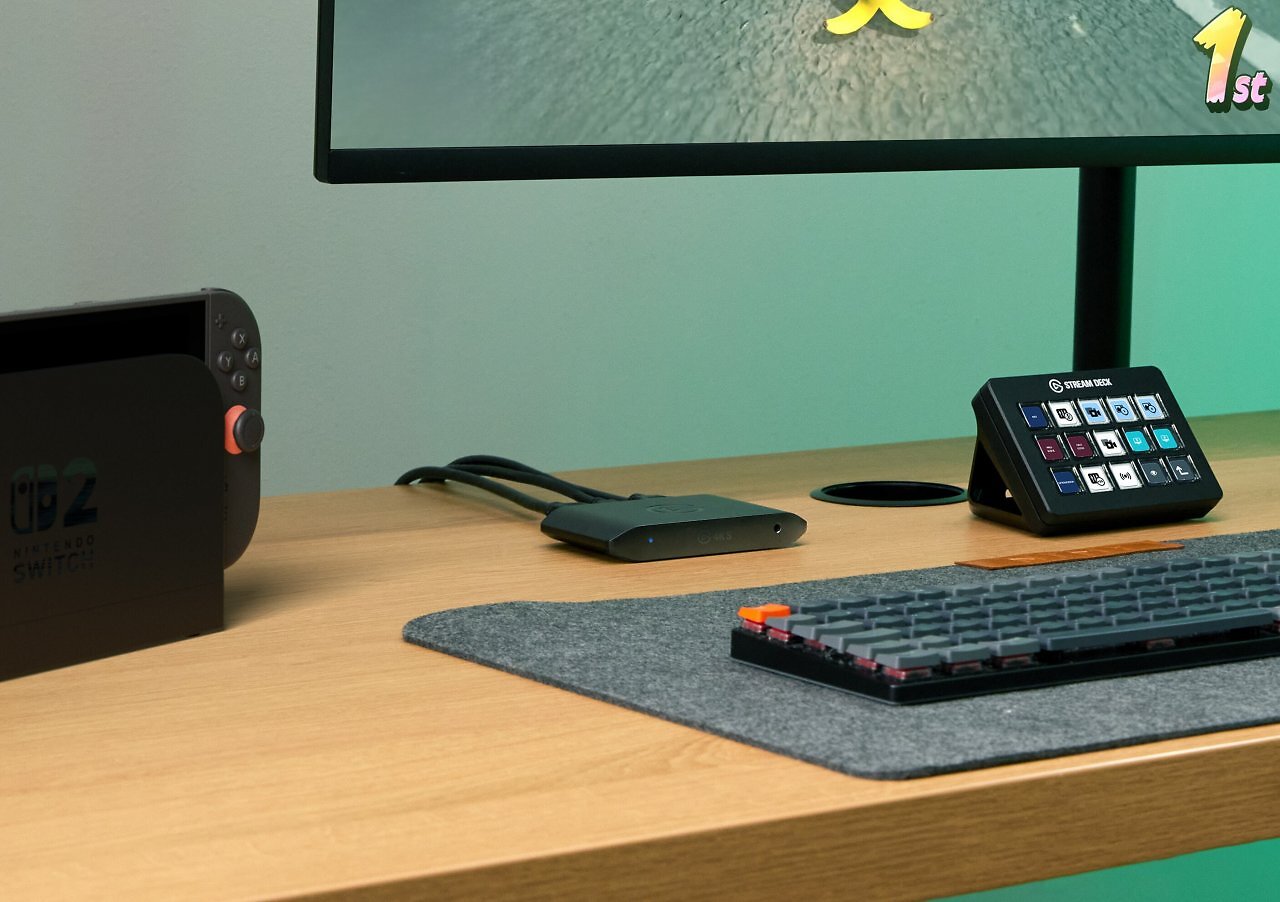 [17/10/2025] Auch auf dem Schreibtisch macht die Elgato Game Capture 4K S eine gute Figur und nimmt wenig Platz weg.