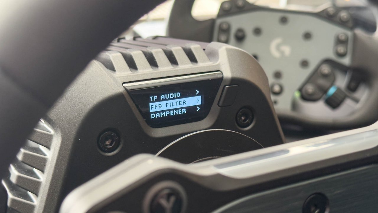 [06/11/2025] Am Lenkrad lassen sich direkt etliche Einstellungen anpassen. Jeder virtuelle Pilot möchte schließlich unter anderem ein anderes Force-Feedback.