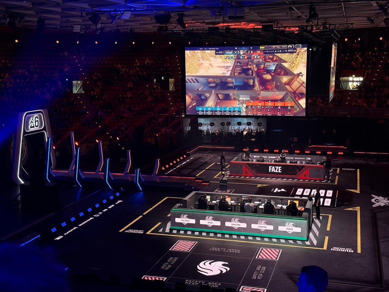 [28/11/2025] Wie man es von deutschen E-Sport-Events gewohnt ist, war die Bühne beim Major in München beeindruckend aufgebaut.