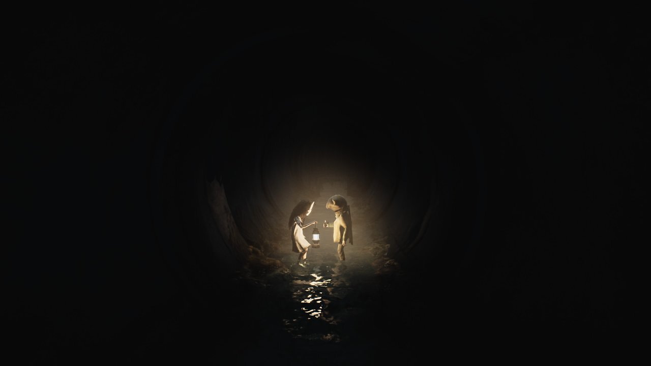 Zwei Kinder stehen in einem dunklen Tunnel. Das Mädchen (links) hält eine leuchtende Laterne.