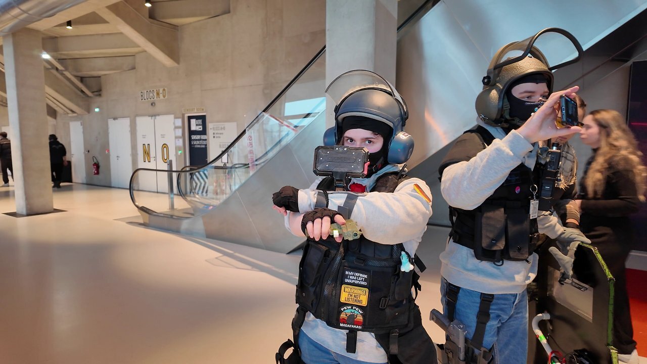 Cosplayerin posiert in ihrer Rolle.