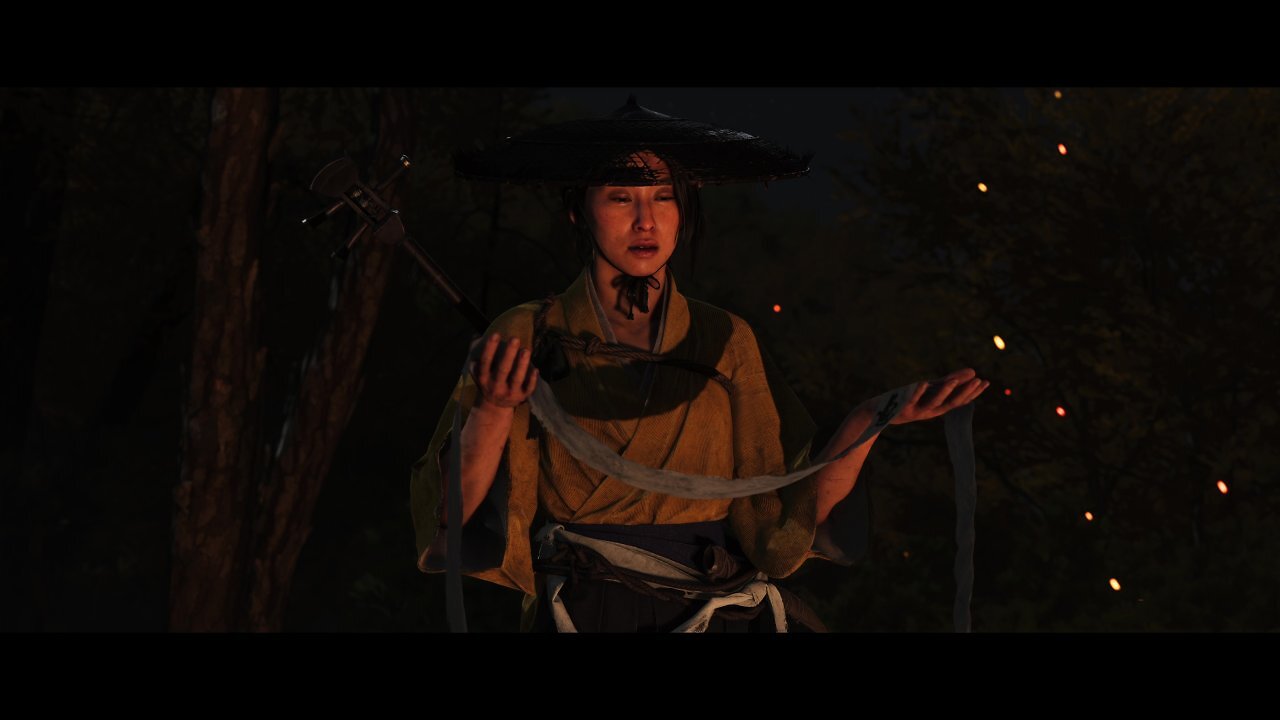 [26/06/2026] Atsu trägt am Anfang von Ghost of Yōtei noch sehr schlichte Kleidung, im späteren Verlauf bekommt sie eindrucksvollere Rüstungen. Ihr Outfit spiegelt also auch ihren Fortschritt, sowohl in der Welt als auch persönlich, wider.