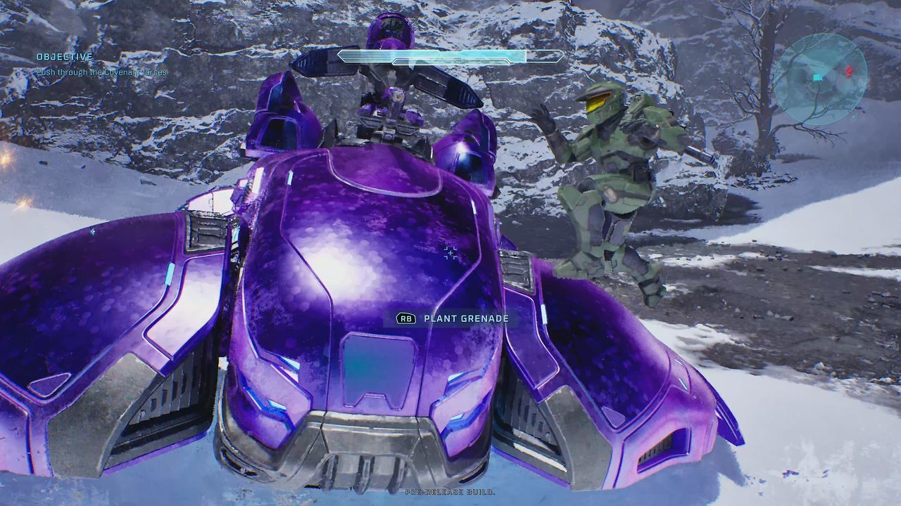 Der Master Chief schleudert eine Granate in einen feindlichen Panzer.
