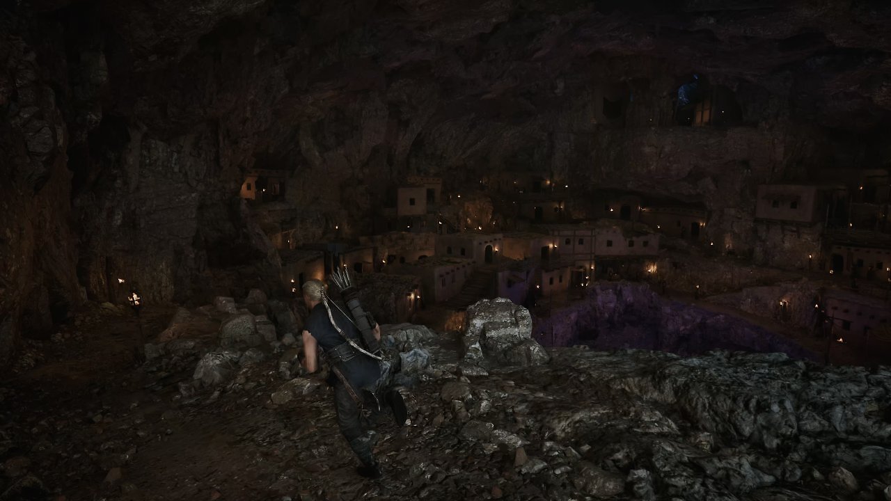 Der Held blickt in eine große Höhle mit vielen Häusern im Gothic Remake.