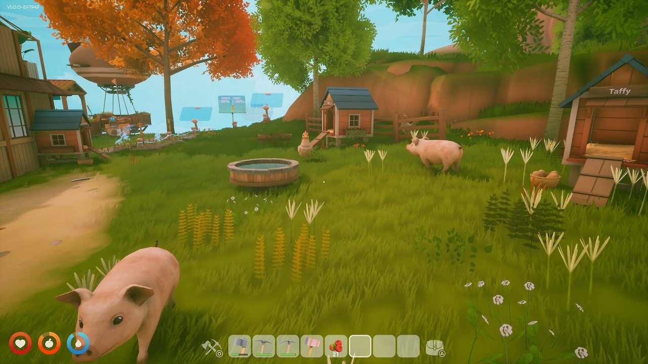 Zwei Schweine und ein Huhn bewegen sich frei über eine Wiese. Im Hintergrund sieht man Hühnerställe und einen Wassertrog.