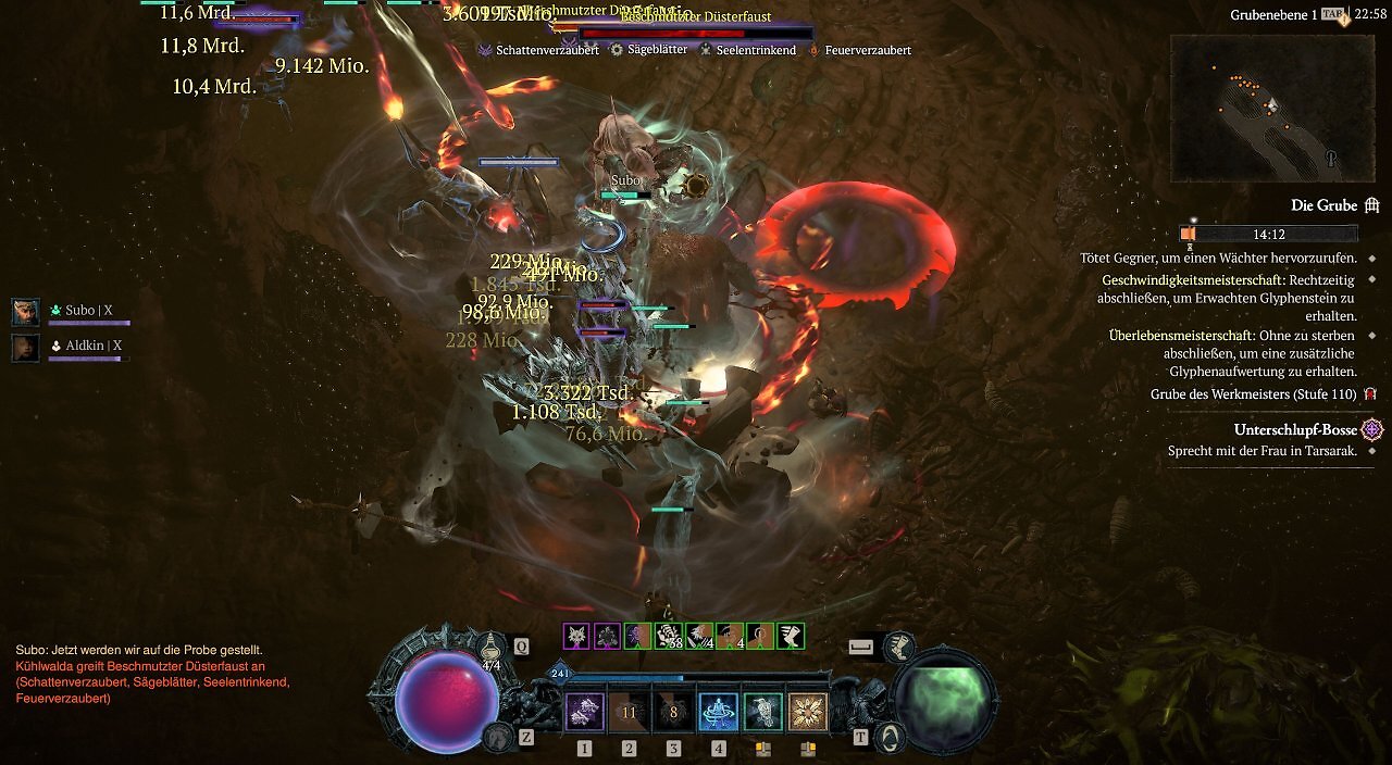 Ein Ingame-Screenshot aus Diablo 4 in der Grube des Werkmeisters (Stufe 110). Der Spieler kämpft in einer dunklen Höhlenebene gegen ein großes Elite-Monster namens Beschmutzter Düsterfaust. Die Lebensleiste des Gegners listet die Affixe Schattenverzaubert, Sägeblätter, Seelentrinkend und Feuerverzaubert. Auf dem Boden und um den Boss herum wirbeln kreisförmige, rotierende Sägeblätter und feurige Schadenswellen. Der Bildschirm ist voller Schadenszahlen, die bis in den Milliarden-Bereich reichen. Unten links im Chatfenster warnt Söldner Subo den Spieler vor dem mächtigen Elite-Gegner.