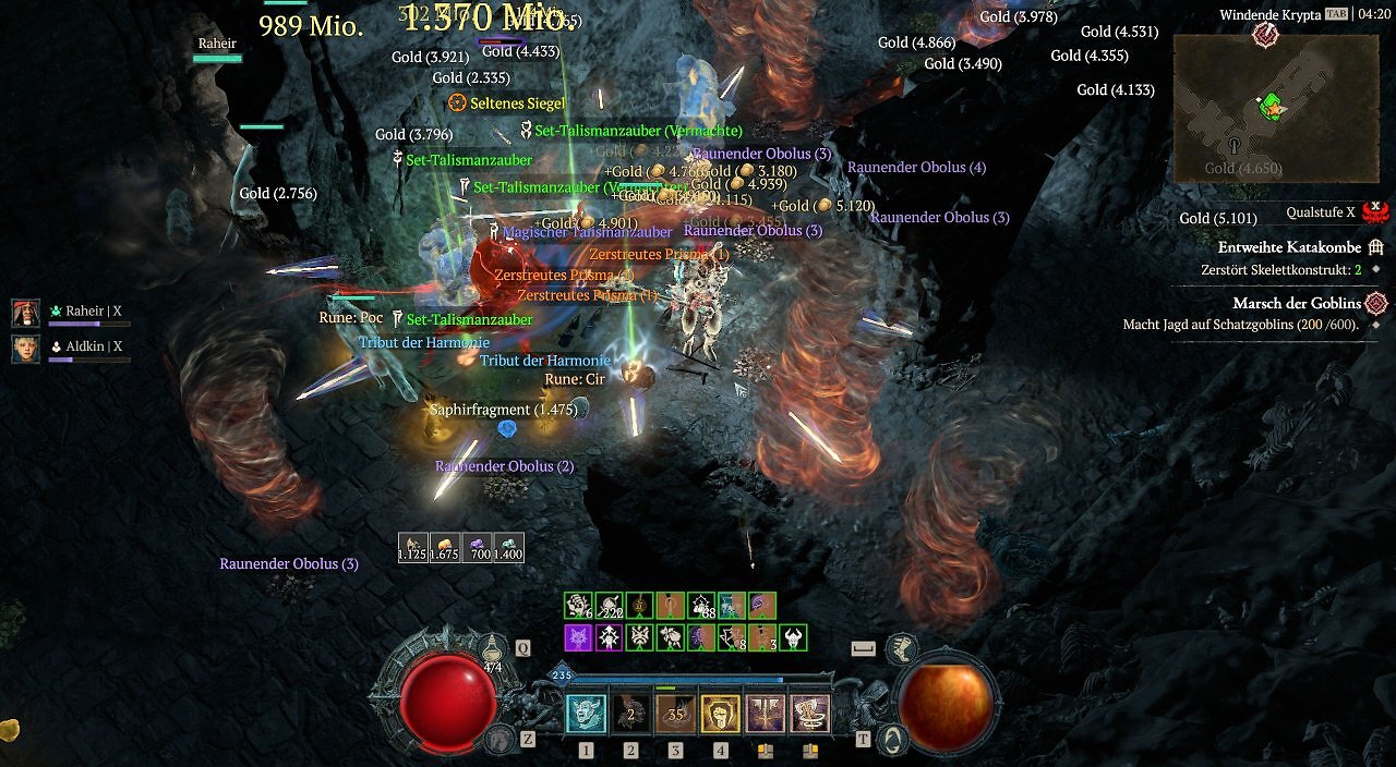 Ein Ingame-Screenshot aus Diablo 4 auf der höchsten Schwierigkeitsstufe "Qual-Stufe X" in einer düsteren Katakombe. Ein Barbaren-Charakter steht im Zentrum eines massiven, orange glühenden Wirbelwinds, umgeben von zahllosen am Boden liegenden Beute-Gegenständen. Auf dem Bildschirm sind leuchtend grüne Schriftzüge für mehrere "Set-Talismanzauber (Vermachte)", orangefarbene Schriftzüge für legendäre Runen wie "Cir" und "Poc", goldene Schriftzüge für "Zerstreutes Prisma" sowie unzählige Haufen von Goldmünzen zu sehen. Am rechten Rand wird das aktive Event "Marsch der Goblins" im Interface angezeigt.