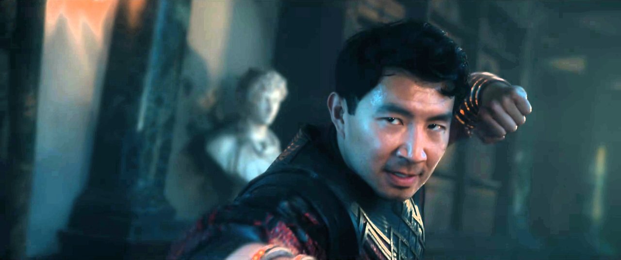 [21/07/2026] Simu Liu war mit seinem mächtigen Superhelden Shang-Chi zum ersten und einzigen Mal im Jahr 2021 auf der großen Leinwand - endlich kommt er zurück!