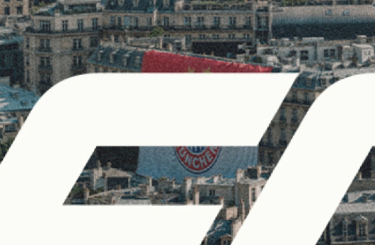 [23/07/2026] FC Bayern München - Der Klub ist durch ein Banner und seine beiden Maskottchen vertreten.