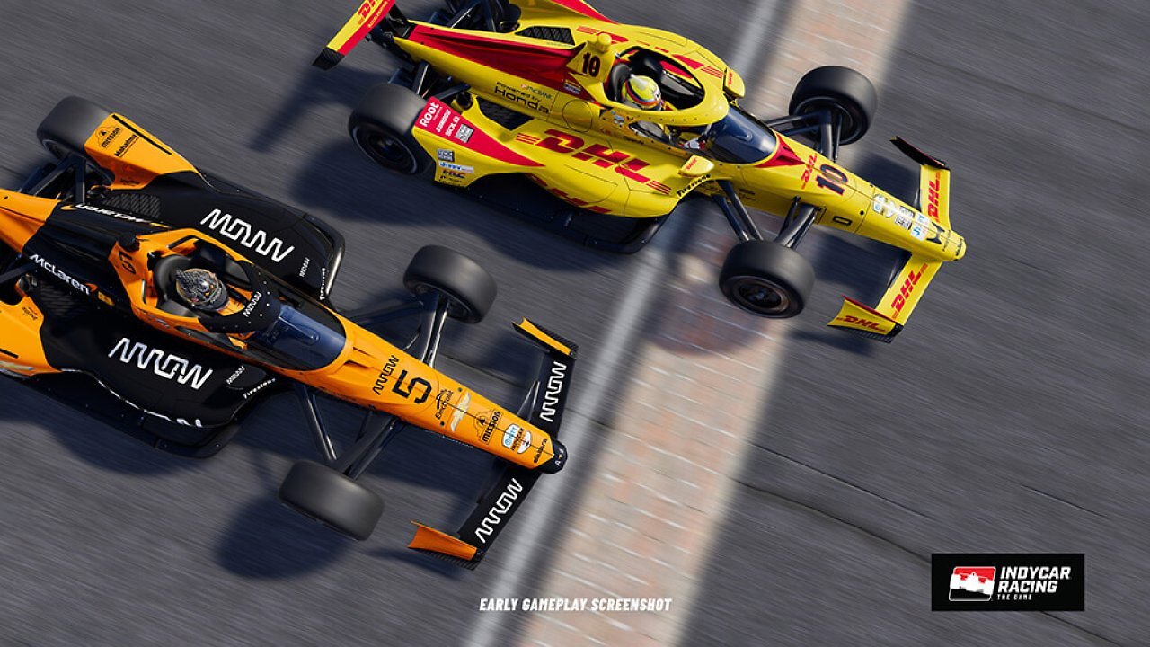 Zwei Indy Cars aus dem neuen Spiel INDYCAR Rviong The Game beim Fahren über die Ziellinie aus der Vogelperspektive.