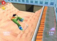 &Uuml;BERSTEIGER In der Halfpipe legt Ami einen halsbrecherischen Trick mit dem Tretroller hin.