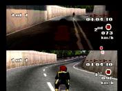 DUELL Zu zweit rasen Sie auf einem Splitscreen gegeneinander um die Kurse.