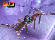 Crash rollt in seiner Kugel durch die Arktis.