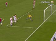 Hleb schie&szlig;t den Ball durch den Körper von Kampa.