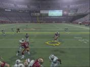 Der Wide Receiver f&auml;ngt den Ball, bevor der Verteidiger ihn umst&ouml;&szlig;t.