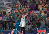 Elton Brand macht den Lay-up. Olowakandis Block greift ins Leere.