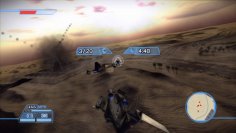 Mit dem Decepticon Blades dürfen Sie Horden an Kampfjets über einer tristen Wüstenbasis abknallen.