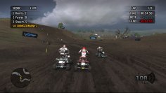 Wenn Sie mit voller Geschwindigkeit auf den Hügel zurasen, fliegen Sie hoch in die Luft und haben genug Zeit, um Punkte bringende Stunts auszuführen.
