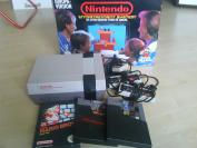 Nintendo Entertainment System (NES): Im Jahre 1983 brach der Videospielemarkt in den USA zusammen. Kurz danach erschien das NES samt Star-Klempner Super Mario und revitalisierte den kompletten Markt. 