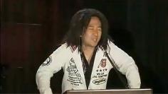 [b]E3 2010 - Konamis Pressekonferenz mit schrägen Gags[/b] - Wir staunten nicht schlecht, als wir anno 2010 Konamis Pressekonferenz live verfolgten. Diese entpuppte sich nämlich nicht zuletzt wegen der unglaublich schlechten Gags und dem bizarren Mimenspiel von Producer Tak Fujii als kleine Sensation der Messe. Hinter folgendem [url=http://www.youtube.com/watch?v=UH_Zc2EXpN4]Link[/url] dürft ich die PK nochmals anschauen.