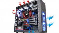 Dies ist bereits ein eher aufwändiger Luftstrom am Beispiel eines Thermaltake Versa H35-Gehäuses. Die oberen Lüfter sind in aller Regel nicht nötig, die Luft von unten wird allein durch den Druckunterschied angesaugt.