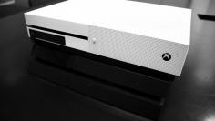 Xbox One S vs. PS4:  Konsolen im direkten Bildervergleich