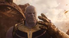 In dieser Szene hat Thanos bereits den Raumstein (Space Stone) und den Stein der Macht (Powerstone) in seinen Handschuh eingesetzt.