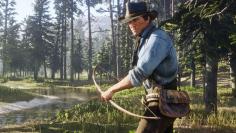 Red Dead Redemption-Held Arthur Morgan mit Bogen in der Wildnis.