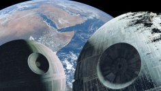 Die beiden Todessterne aus Star Wars vor der Erde.
