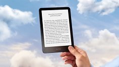 Bald endet der Support für ältere Kindle-Modelle. Das könnt ihr tun, wenn ihr betroffen seid. Das Foto zeigt einen Kindle 2 vor einem Wolkenhintergrund.