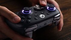 Der neu vorgestellte Ultimate-3E-Controller von 8BitDo zeigt sich auf dem Foto sehr modular und verfügt über zwei weitere Schultertasten.