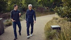 John Ternus (links) und Tim Cook (rechts) arbeiten bereits gemeinsam an der Übergabe des CEO-Postens.