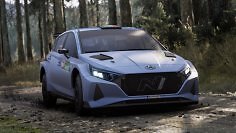 Assetto Corsa Rally wird offizielle E-Sport-Plattform für ein Rallysport-Event. Das Bild zeigt eine Szene aus dem Rennspiel mit einem durch einen Wald fahrenden Rallywagen.