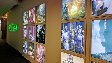 Der Eingangsbereich von Biowares Büro wird geprägt von beleuchteten Artworks aus allerlei Spielen des Kultstudios.