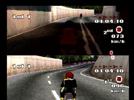 DUELL Zu zweit rasen Sie auf einem Splitscreen gegeneinander um die Kurse.