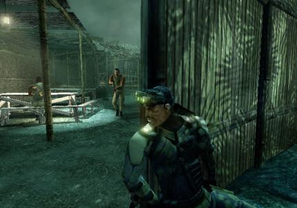 (2004 - Pandora Tomorrow) Äußerlich hat sich Sam Fisher nicht verändert. Dafür helfen ihm bei seiner Jagd nach machthungrigen Terroristen einige neue Gadgets.
