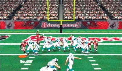 Der Kicker der Panthers ist nervenstark und versenkt den Extrapunkt.