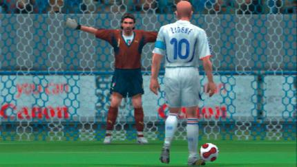 Elfmeterschießen werden durch solch dramatisch inszenierte Sequenzen noch spannender. Hier duellieren sich gleich Zidane und Italiens Torhüter Buffon. 
BILD: PLAYZONE