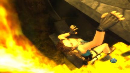 SCHNELL DREIECK DRÜCKEN! Nach weiten Sprüngen und tiefen Fällen kann sich Lara manchmal nur mit einer Hand festhalten. BILD: PLAYZONE