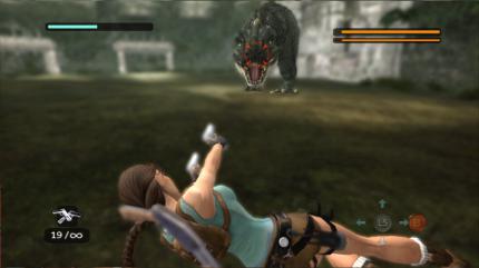 Adrenalin-Schock! Wenn Lara frontal angegriffen wird, kann sie zu einem Special-Move ansetzen.