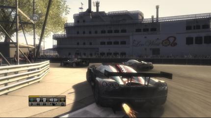 Diese GT-Variante eines Rennwagens der schwedischen Edelmarke Koenigsegg startet gerade durch.
