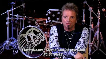 Joey Kramer und seine Kollegen sprechen zwischen den Songs über denkwürdige Augenblicke ihrer Karriere.