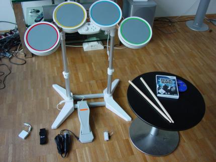 SCHLAGZEUG Nach der Aufbauphase betrachten wir stolz unser klappriges Drumset. (BILD: N-ZONE)